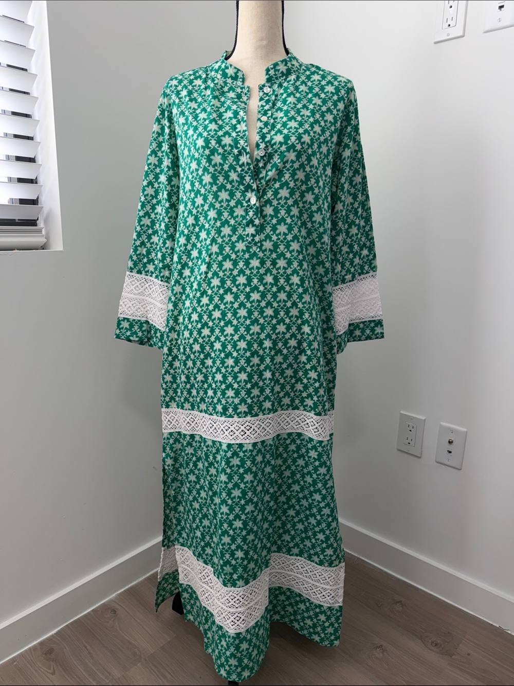 Julia Amory Greem and Cream Embroidered Maxi Dress.  Sz M